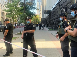 В Киеве мужчина с гранатой угрожает взорвать Кабмин (обновляется)