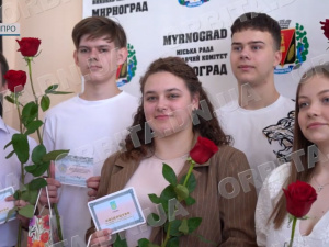 Особливий випуск: мирноградські 11-класники отримали свідоцтва з відзнаками