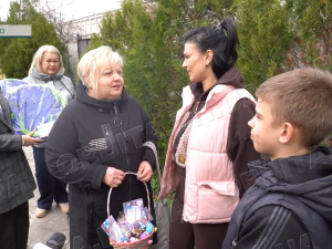 Великоднє тепло: фахівці Покровського УСЗН відвідали родини переселенців
