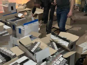 На поштових складах у Покровську виявили контрафактний алкоголь та тютюн на півтора мільйони гривень