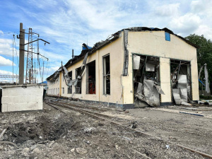 В «Укрзалізниці» показали наслідки вчорашнього обстрілу залізничної інфраструктури в Покровську