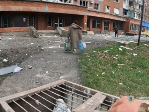 У поліції показали, як під обстрілами проходить евакуація людей із Покровська