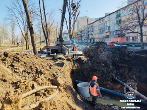 У Покровську триває ремонт каналізаційного колектора, в який влучила російська ракета