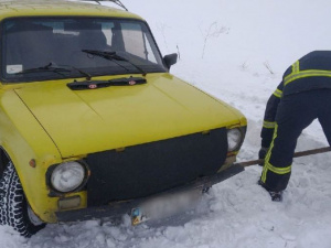 В Покровском районе спасатели помогли вытащить автомобиль с маленьким ребенком внутри