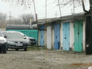 Полиция Покровска выясняет причины смерти мужчины, найденного в гараже