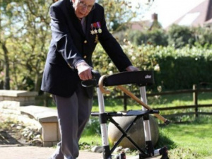 99-річний британець зібрав для медиків понад 11 мільйонів фунтів, гуляючи навколо будинку