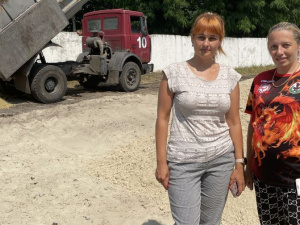 В покровский СК «Металлург» при поддержке депутата завезли песок  для волейбольной площадки
