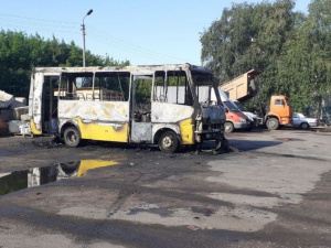 В выходные в Покровске сгорел автобус, а в Покровском районе – хозпостройка
