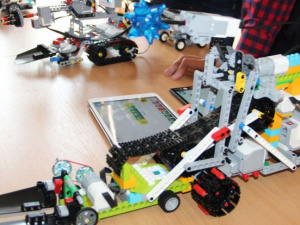 В Покровске по инициативе ПРАО «Донецксталь» состоялся первый конкурс юных создателей роботов