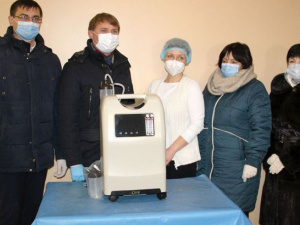Еще три кислородных концентратора от компании «Донецксталь» переданы Мирноградской инфекционной больнице