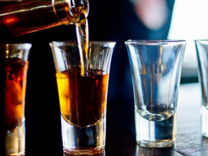 У який спосіб в Донецьку область просочується алкоголь