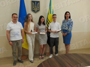 Покровських випускників нагородили планшетами за найвищі бали з НМТ