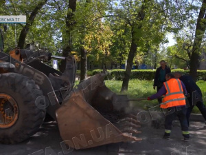 Працюють попри обстріли: комунальники продовжують трудитися в Покровській громаді