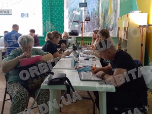 Тікають від обстрілів: транзитний пункт у Павлограді приймає сотні людей на тиждень