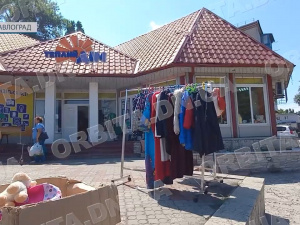 Дитяче харчування, одяг, милиці: у Павлограді благодійники видають допомогу переселенцям