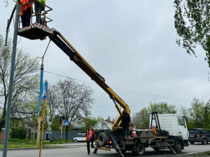 У Покровську ремонтують черговий світлофор