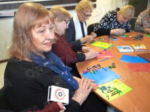 Пластилін як терапія: у клубі «Золоті роки» переселенки відновлюють внутрішню рівновагу