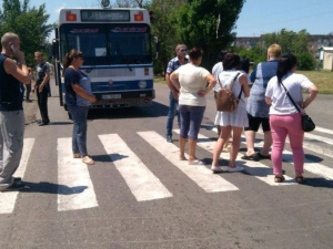 В Донецкой области шахтерские жены перекрыли дорогу