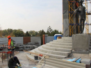 На каком этапе реконструкция мемориала «Девочка» в Покровске