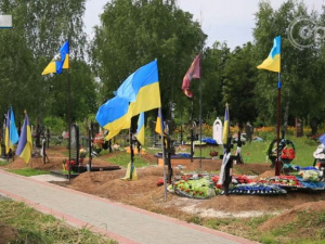 У Покровській громаді біля могил загиблих Воїнів встановлюють флагштоки