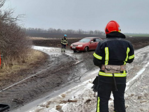 Рятувальники Донеччини продовжують витягати автівки з багна та зі слизьких поверхонь