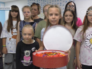 Діти Добропілля сплели браслети для захисників та захисниць України