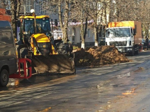 На проспекте Шахтостроителей ликвидируют порыв водовода