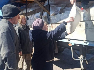 Селянам Покровського району привезли корми для курчат