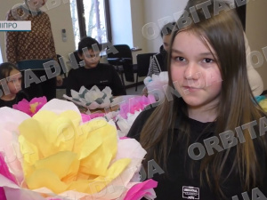 Квіти-велетні до свята: у Покровському палаці культури провели весняний майстер-клас