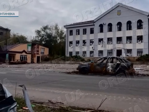 Евакуація під ворожими дронами: поліцейські Донеччини вивозять людей з небезпеки