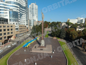Символ боротьби за свободу: з Покровська вивезли 50-метровий прапор України