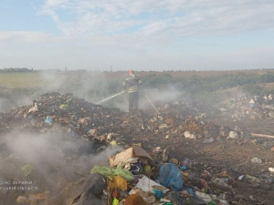 У Покровському районі триває ліквідація пожежі на сміттєзвалищі