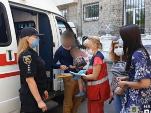 У Покровському районі правоохоронці забрали дітей з проблемної родини та помістили до лікарні
