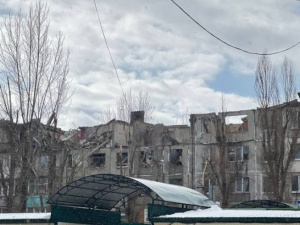 Ворожа ракета вдарила по житловому будинку Покровська. Зруйновано п`ятий поверх (відео)