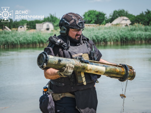 У Покровському районі піротехніки ДСНС вилучили з водойми 12 вибухонебезпечних предметів