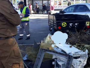 «На гарячому»: інспектори МСП виявили чоловіка, який викинув сміття посеред міста