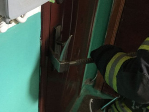 В Покровске на помощь женщине за закрытой дверью выезжали спасатели, полиция и «Скорая помощь»