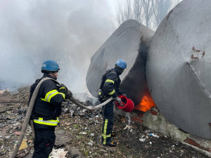 Селидівські рятувальники ліквідували пожежу, яка виникла внаслідок обстрілу на одному з підприємств
