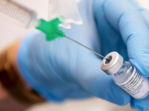 COVID-вакцинация теперь обязательна для медиков, коммунальщиков и местных чиновников