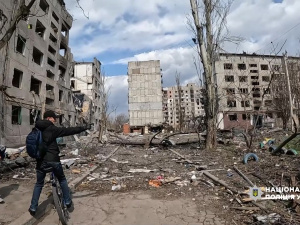 Могили посеред гойдалок: з Покровська «білі янголи» евакуювали ще 20 людей