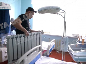Покровські комунальники лагодять опалення в релокованій з міста лікарні