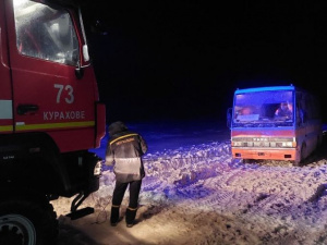 Протягом доби рятувальники Донеччини десятки разів визволяли автомобілі зі снігових заметів