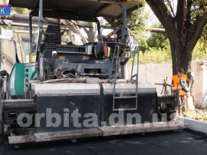 На улице Шмидта в Покровске продолжается укладка асфальта