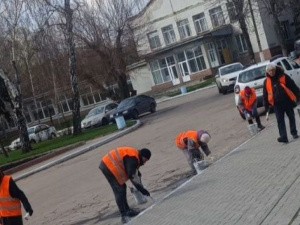 До Великодня покровські комунальники білять дерева та бордюри