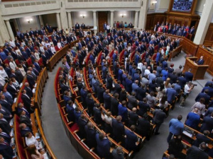 Рада приняла в первом чтении законопроект о снятии депутатской неприкосновенности