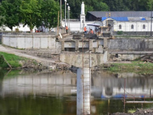 На Донеччині відбудовують зруйнований міст в районі Святогірської лаври