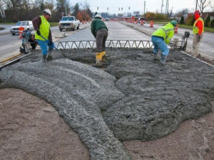 З 2021 року в Україні почнуть системно будувати дороги з промислових відходів