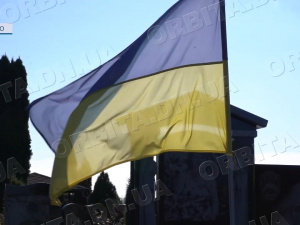 Покровські комунальники встановили флагштоки на могилах земляків-захисників у Дніпрі