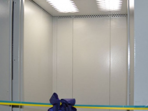 В Покровске заработал первый лифт, замененный при содействии Андрея Аксенова