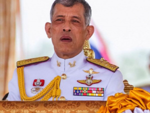 С гаремом и слугами: король Таиланда изолировался от коронавируса в немецком отеле